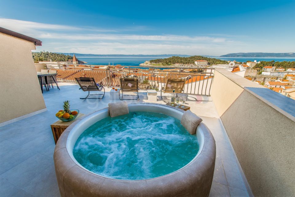 Penthouse Skytub in center