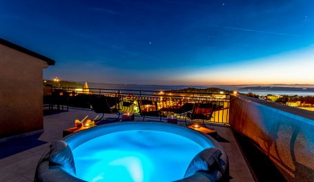 Penthouse Skytub in center